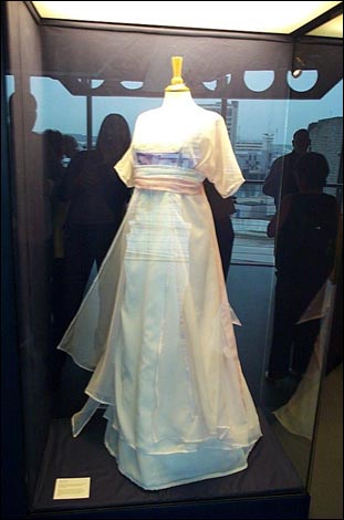 movie_prop_dress_worn_by_kate_winslet_311x470.jpg
